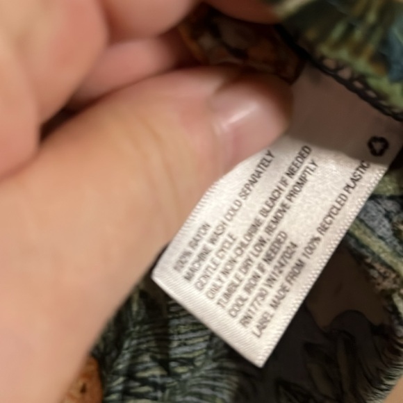 Rayon vacation Hawaiian style shirt. B7 - Picture 3 of 4